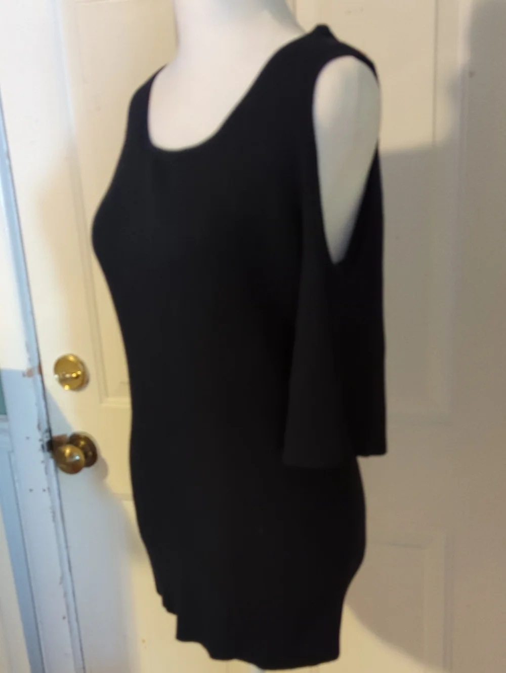 Banana Republic Black Ribbed Knit Top Large Cold Shoulder Bell Sleeves Cruise - Picture 2 of 9